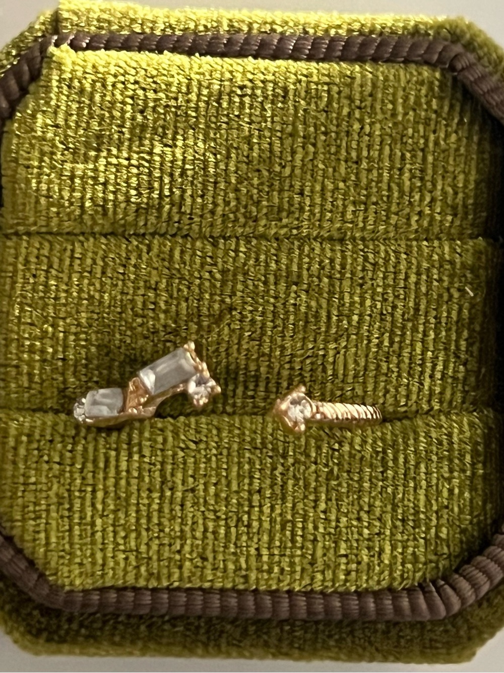 Classic Design Gold Band w/ Cubic Zirconia Diamond Clusters Adjustable 6-9
